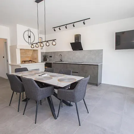 Semesterbostad Jacuzzi House Mia
