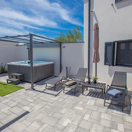 Semesterbostad Jacuzzi House Mia