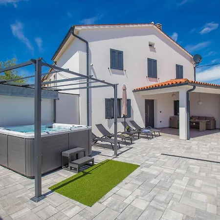 Jacuzzi House Mia Semesterbostad