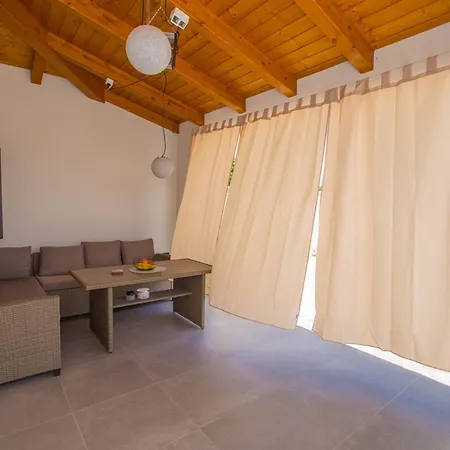 Jacuzzi House Mia Semesterbostad *