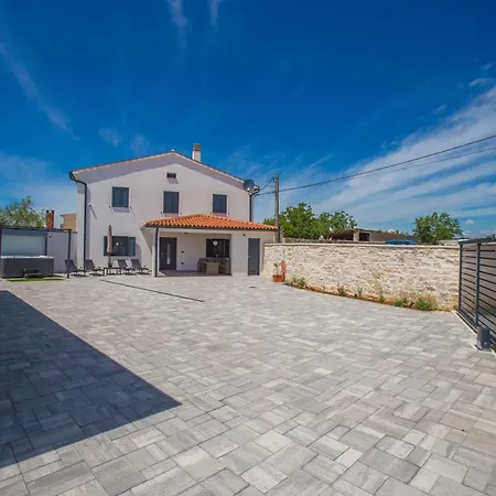 Semesterbostad Jacuzzi House Mia Gajana