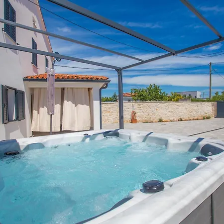 펜션 Jacuzzi House Mia Gajana