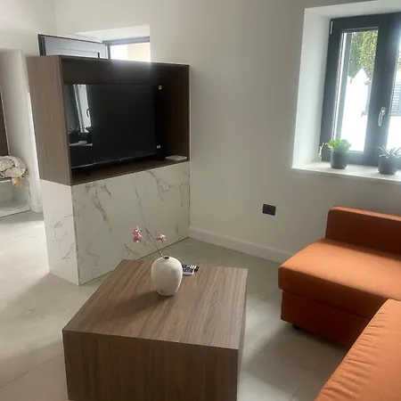 Semesterbostad Jacuzzi House Mia *