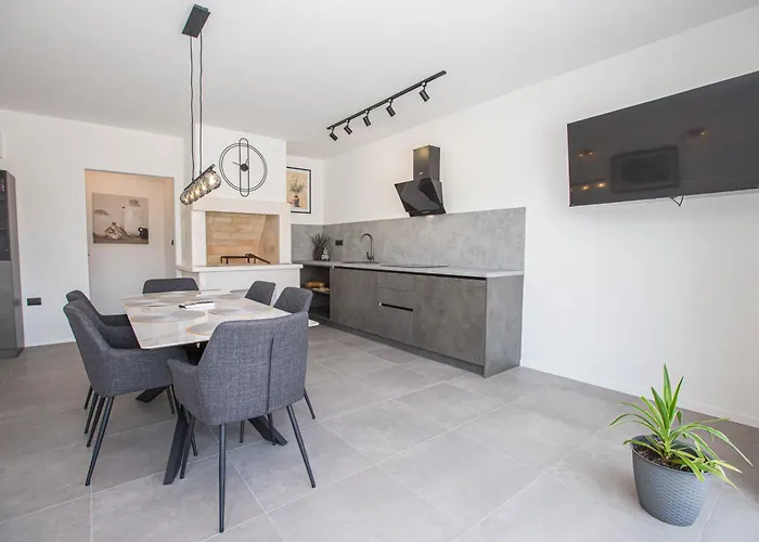 Jacuzzi House Mia Gajana