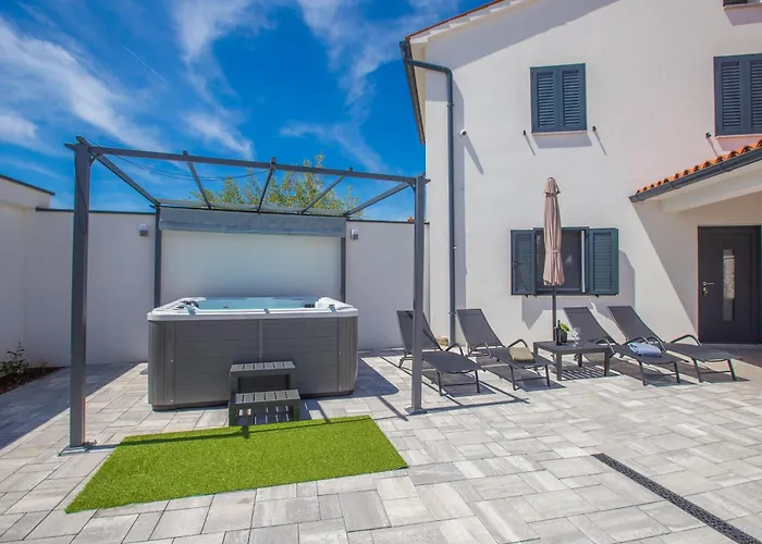 Jacuzzi House Mia Gajana