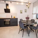 Ferienhaus Jacuzzi House Mia