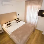 Ferienhaus Jacuzzi House Mia