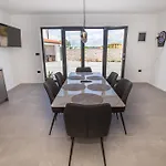 Jacuzzi House Mia
