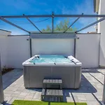 Jacuzzi House Mia Ferienhaus *