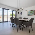 Ferienhaus Jacuzzi House Mia *
