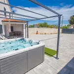 Jacuzzi House Mia * Gajana