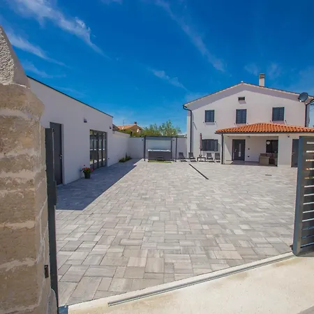 Jacuzzi House Mia * Gajana