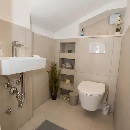 Jacuzzi House Mia فيلة Gajana