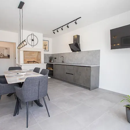 Jacuzzi House Mia Gajana