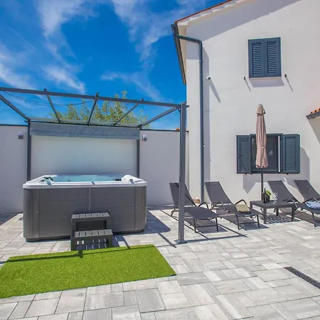 Jacuzzi House Mia Gajana