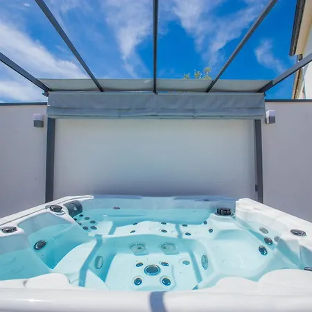 فيلة Jacuzzi House Mia *