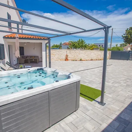 Jacuzzi House Mia * Gajana